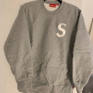 NWOT Supreme sweatshirt. SOLD OUT in store!!!